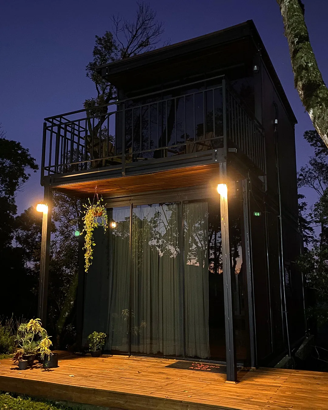 Cabana do Amor iluminada à noite