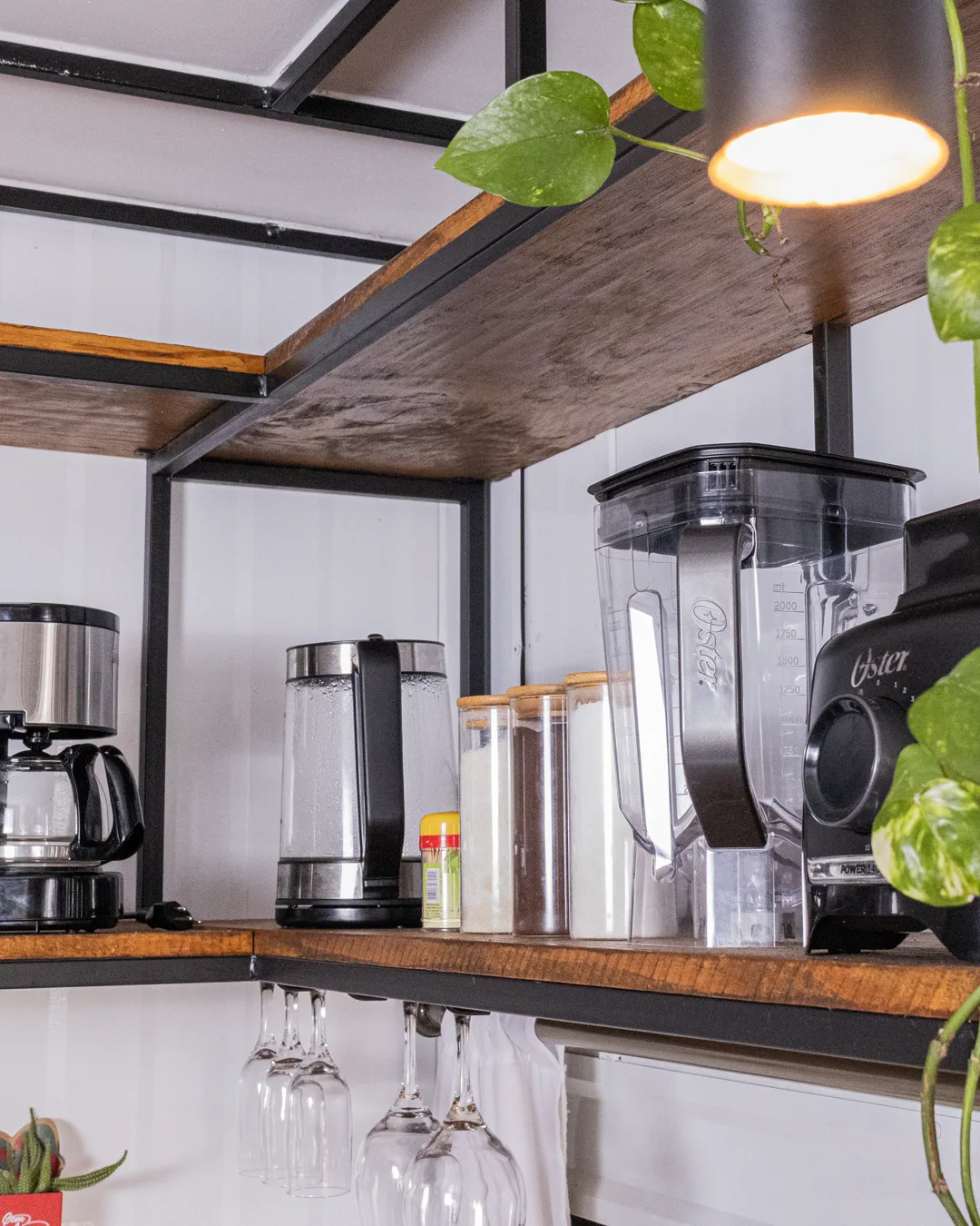 Cafeteira e liquidificador na bancada