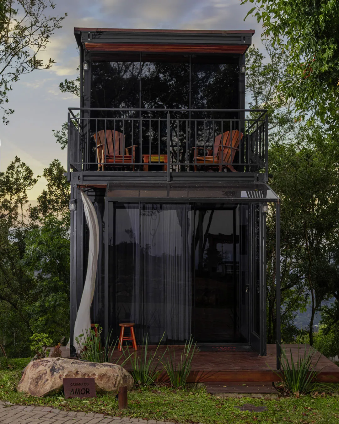 Cabana do Amor vista de fora, dois andares com sacada