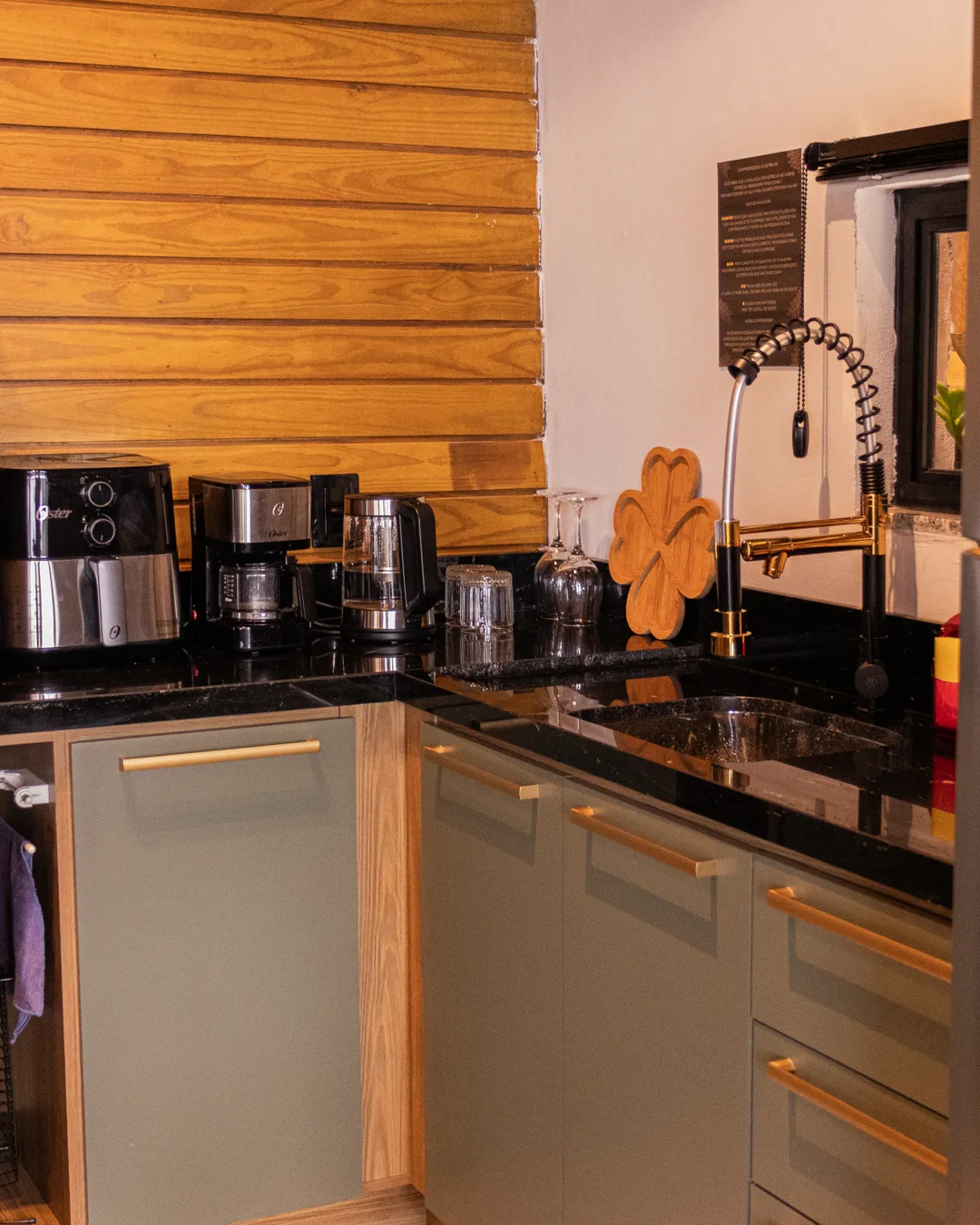 Bancada da cozinha com eletrodomésticos