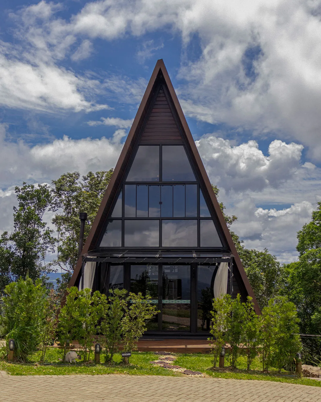 Cabana dos Sonhos, em forma de triângulo, contra o céu