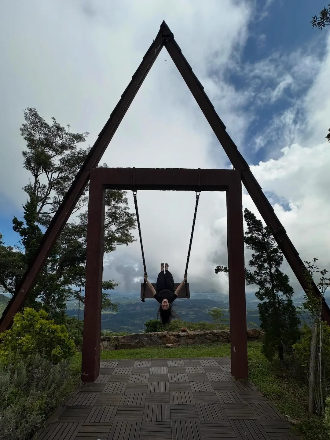 Balanço sob uma estrutura em triângulo, de frente para a serra